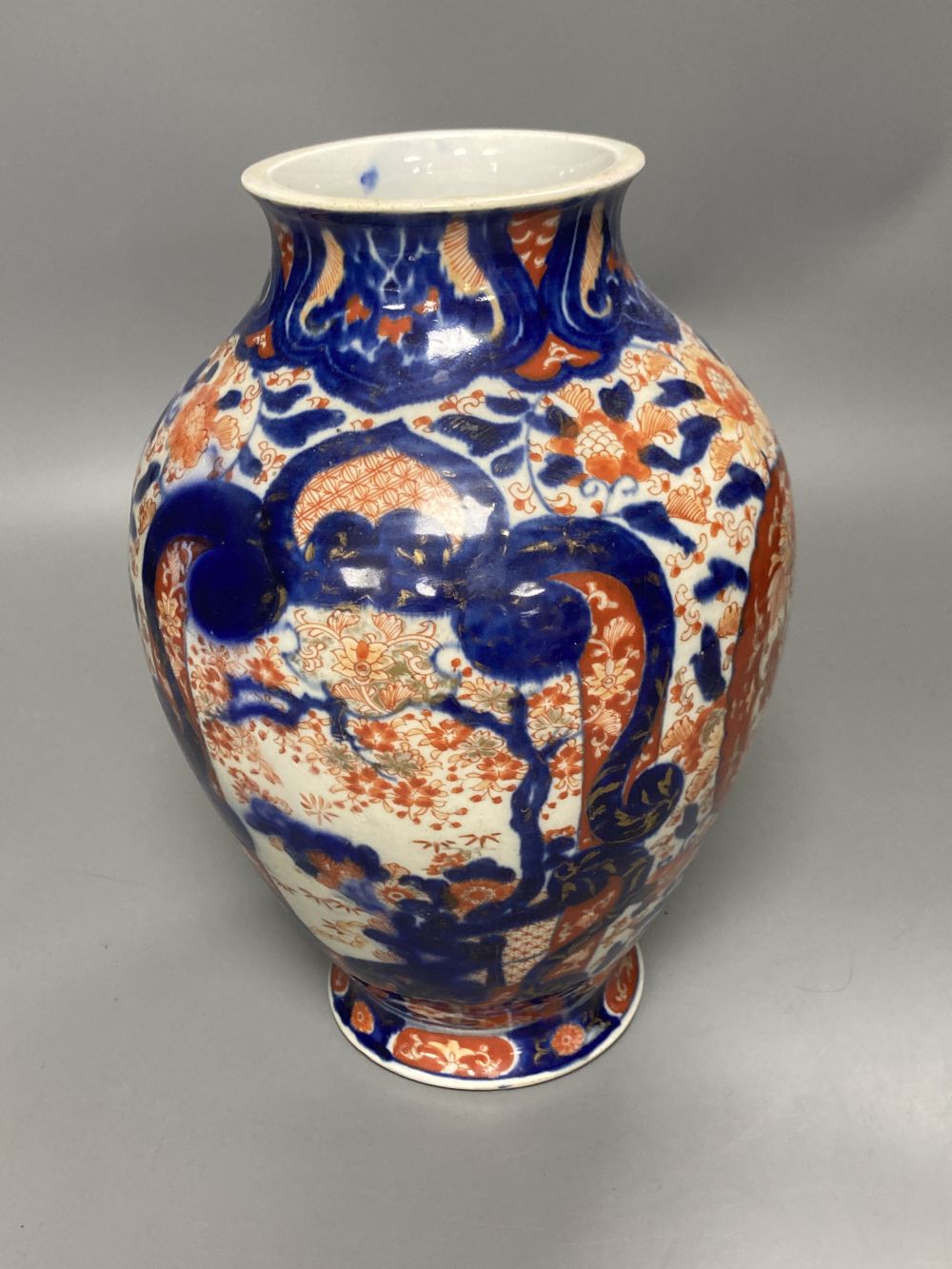 A large Imari porcelain vase, bulbous shape, 25cm